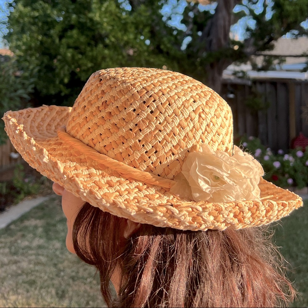 Gorgeous summer straw like hat with white flowers like new - Picture 4 of 17